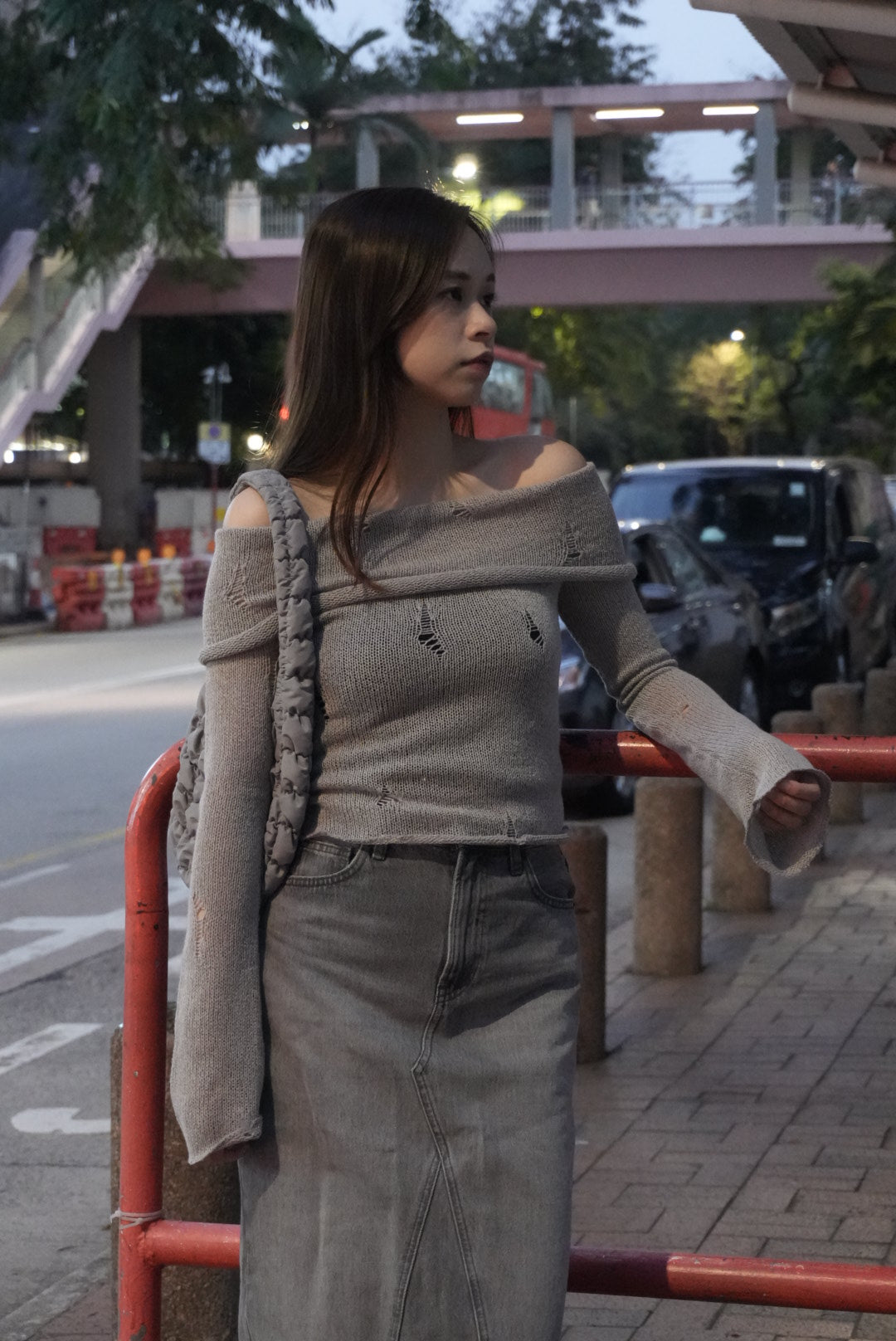 轉季必備! 微破爛街頭叛一字膊 Street Style Off Shoulder Knit Top <2 colours>